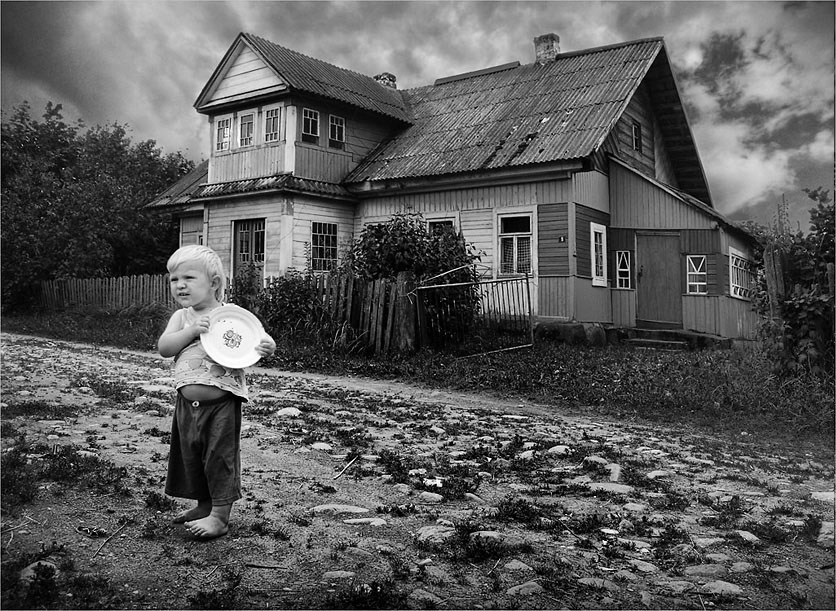 Дом черно белое фото Мальчик с тарелкой... / Автор: Александра Бояррина