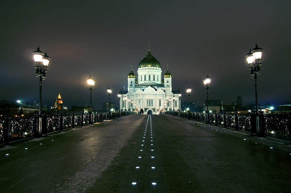 Патриарший мост. Патриарший мост у храма Христа Спасителя. Храм Христа Спасителя вечером. Патриарший мост вечером. Храм Христа Спасителя вид с моста вечером.