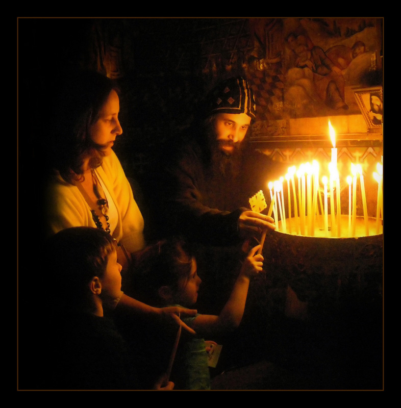 В церкви горят свечи. Иерусалим зажжение свечи. Горящие свечи в храме. Свеча перед иконой. Зажженная свеча в церкви.