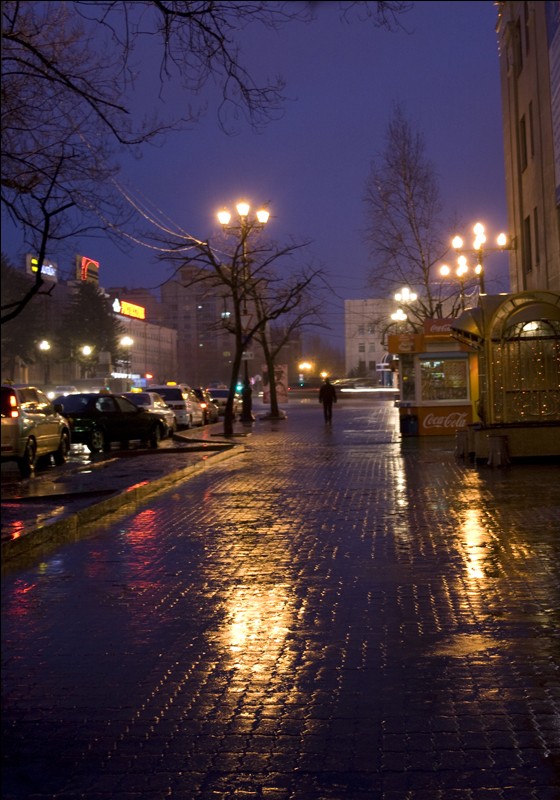 Улица ночью весной. Ночная Москва дождь. Весенний Вечерний город. Дождливый вечер в Москве. Весенний вечер в городе.