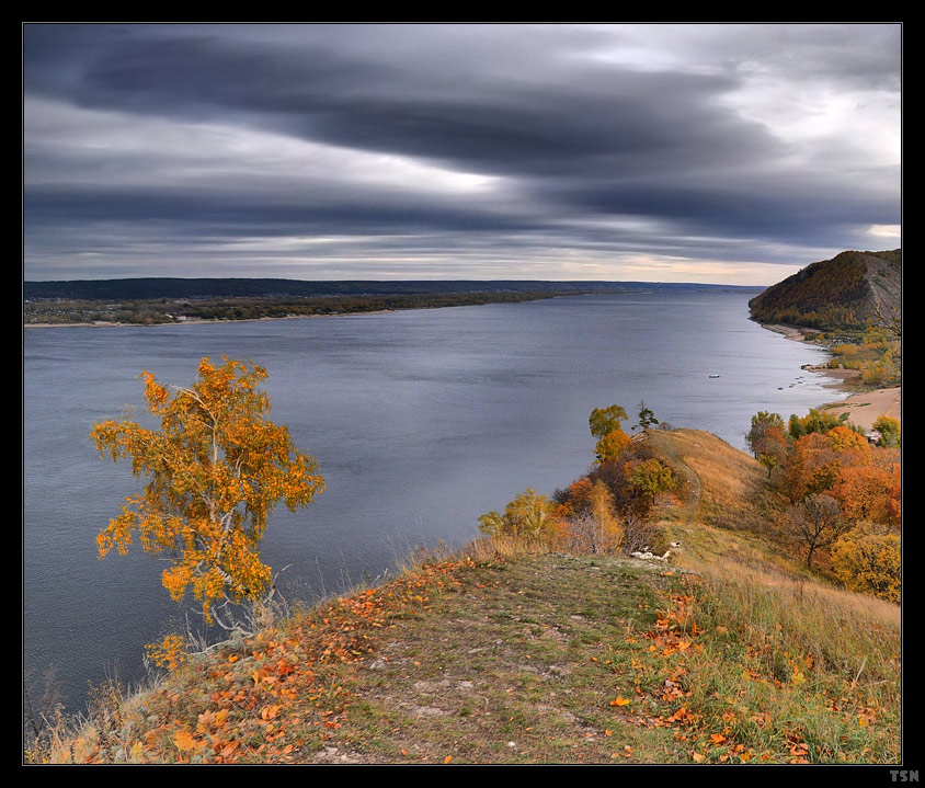 Осень берег. Волга река Самара осень. Волга осенью Самара. Осенью Волга в Самаре. Волжский Самарская область осень.