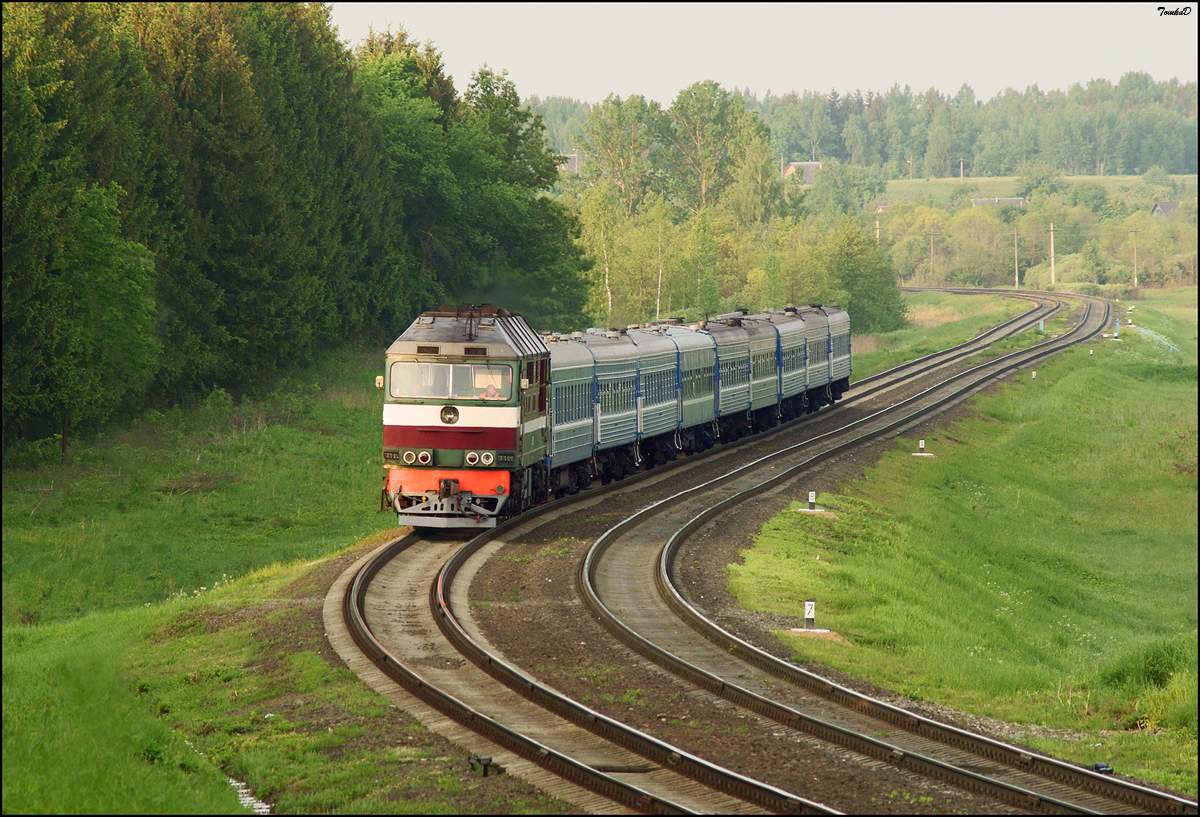 По железнодорожному пути ехал поезд. Поезда. Железнодорожный транспорт. Железная дорога. Поезд в пути.