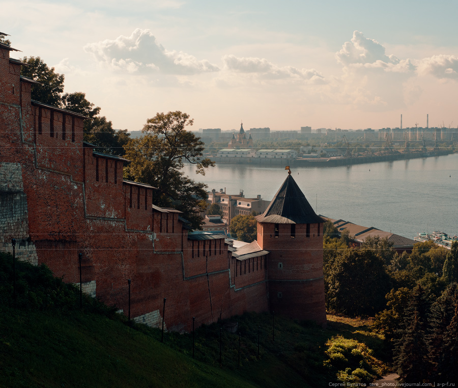 Нижний особенность. Вид на Нижегородский Кремль. Мария Булатова Нижегородский Кремль. Вид с Нижегородского Кремля на стрелку. Современный вид на стрелку из Нижегородского Кремля.