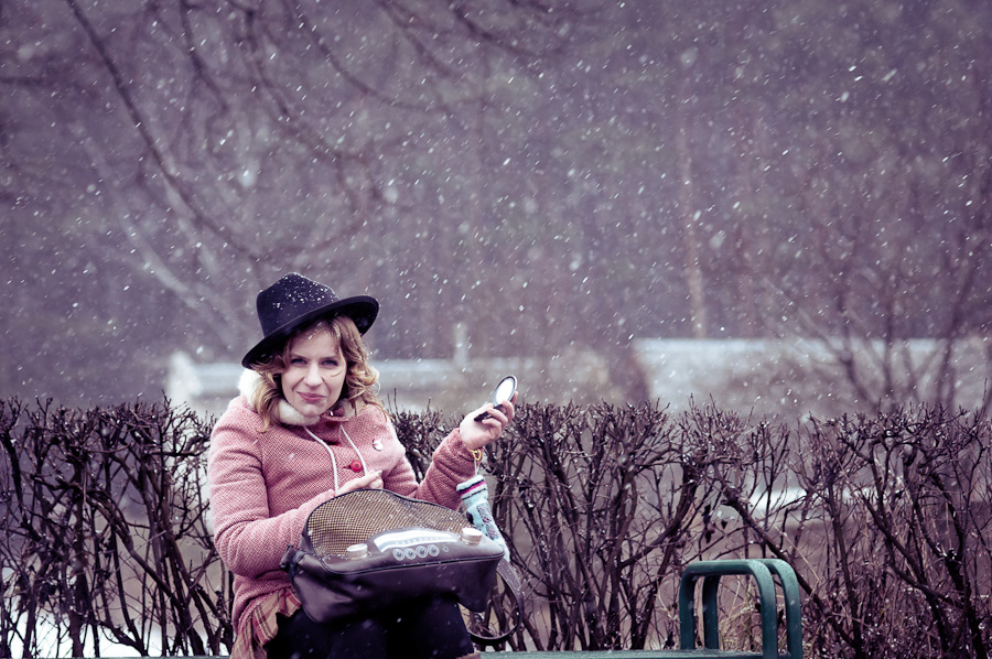 Девочка предвкушении. Свидание ожидание зимой одинокая девушка фото.