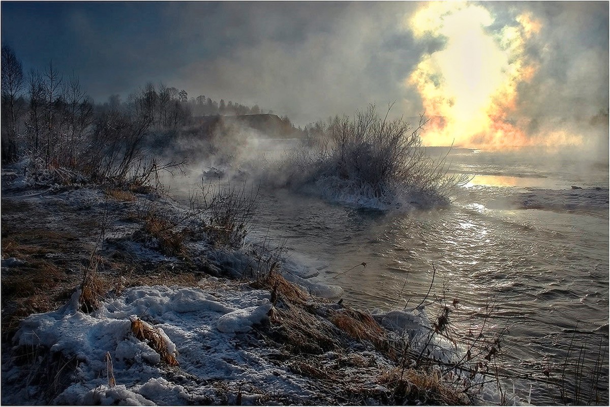 Последние клочья тумана мокрой марлей ползли. Туман днём. Разгоняет туман. Последние клочья тумана мокрой марлей ползли. Таинственный рассвет.