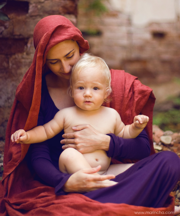Русская мама в красном. Мама с младенцем. Мать жизни красная. Мамы фото красное.