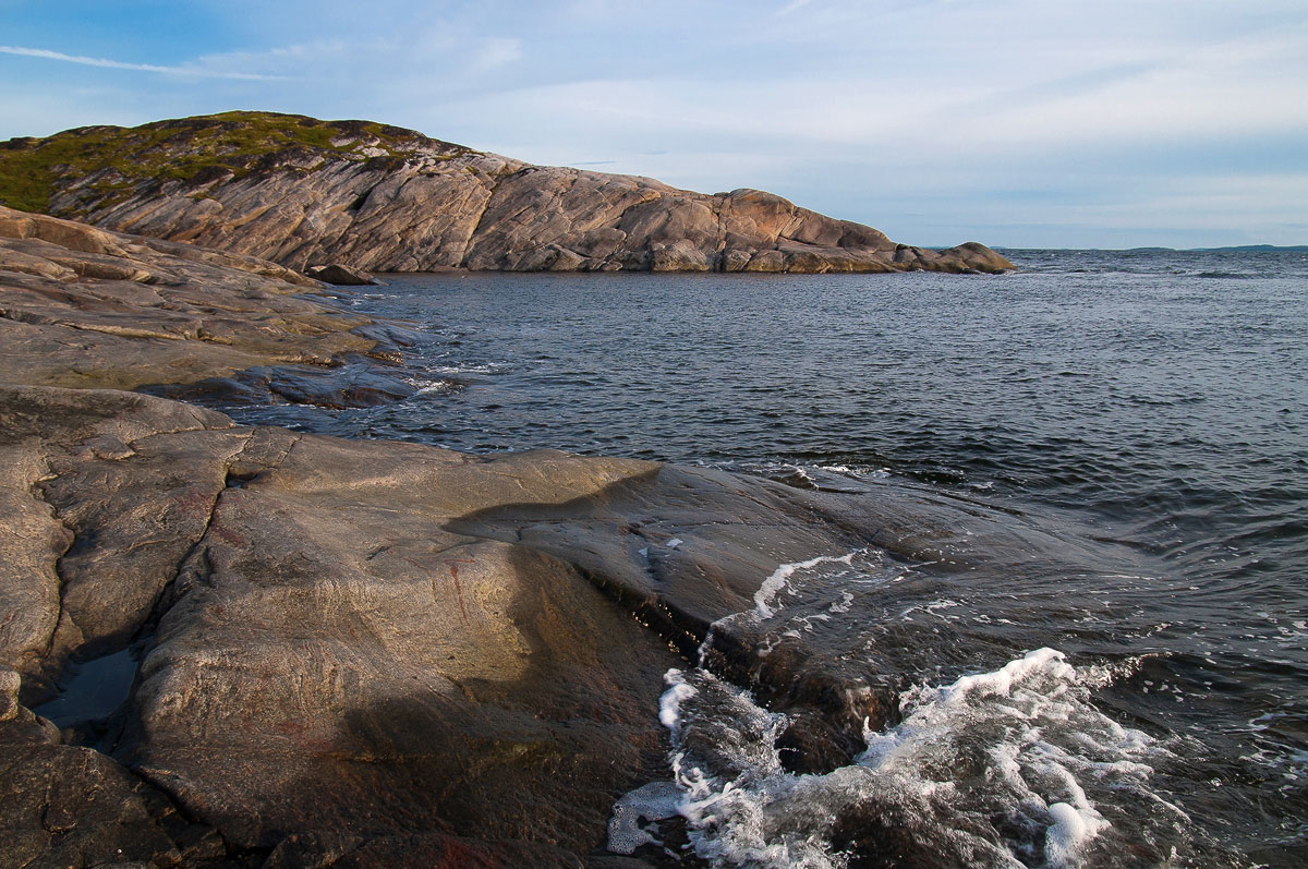 Белое море горы. Канинский берег белого моря. Заливы Баренцева моря. Остров Борщев белое море. Южный берег белого моря.