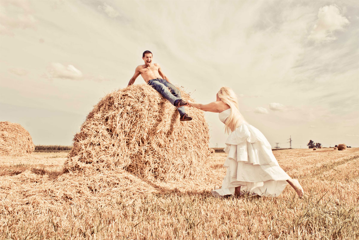 Солнечная любовь. Love story фотосессия в пустыне. Фотосессия твой Формат Курган. Фотосет твое.