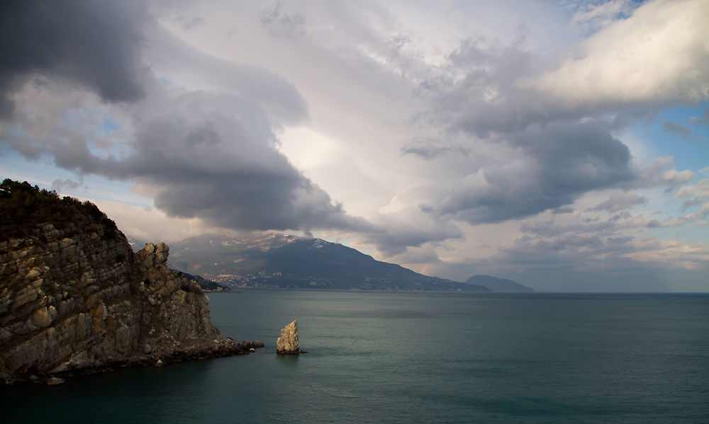 Ялта парус море. Скала Парус Гурзуф. Ялта Ласточкино гнездо скала Парус. Крым скала Парус шторм. Акватория Ялты скала Парус.