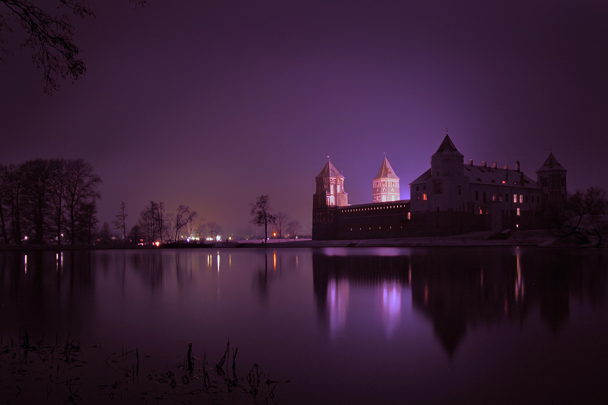 Forever night castle of love. Ночь в замке мир Белоруссия. Замок со светом ночью. Слобода замок ночью. Ночь в замке Московская область.