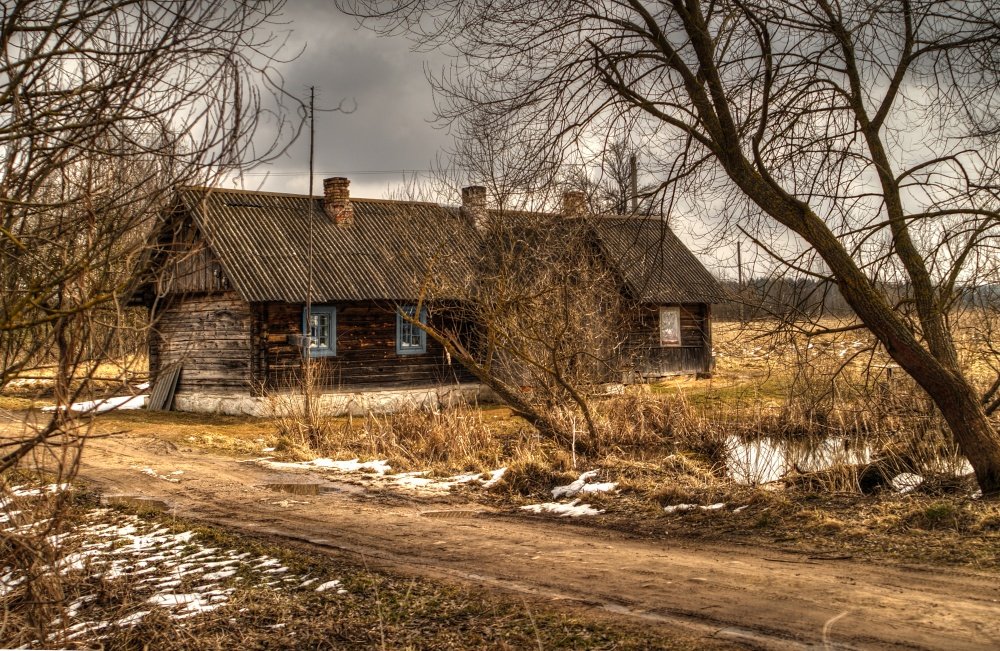 Сельская хата. Хата. Деревенская хата. Деревня в Украине. Деревня весной.