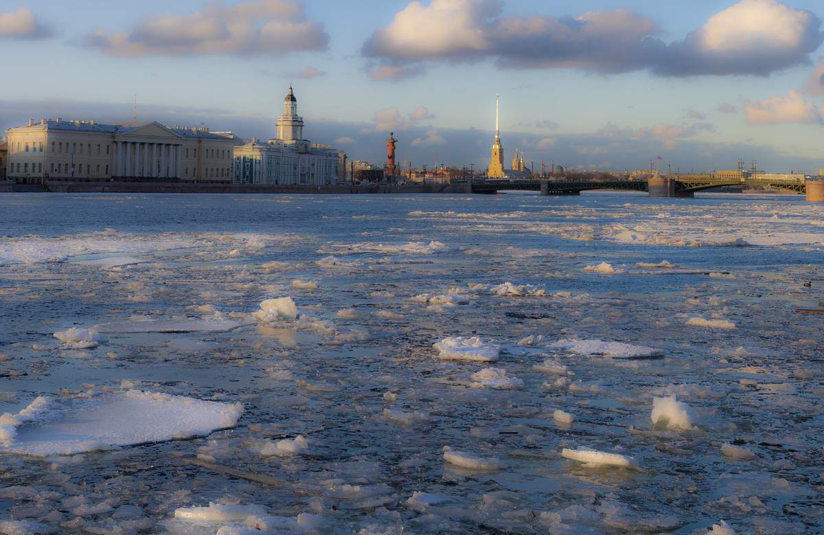 Воздух в санкт петербурге. Весенний ледоход на Неве. Нева зимой Санкт Петербург 2019. Ледоход на реке Неве. Март река Нева Петропавловка.