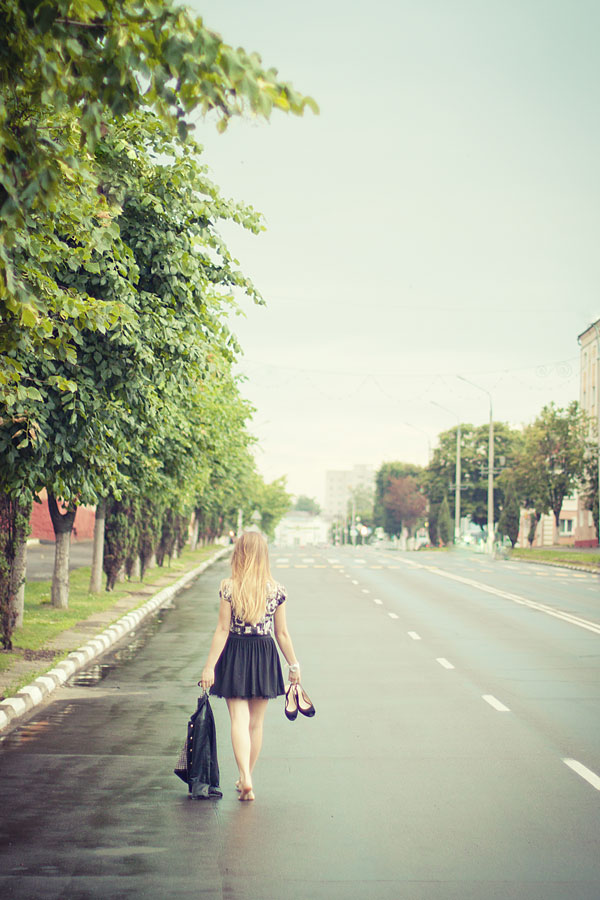 Музыка девочка гуляет. Девушка идет. Девушка идет по улице. Девушка шагает по улице. Девочка идет по улице.