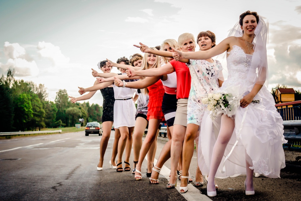 Веселые гости свадьбы. Прикольные Свадебные фотосессии. Много невест в свадебных платьях. Гости на свадьбе. Друг невесты.