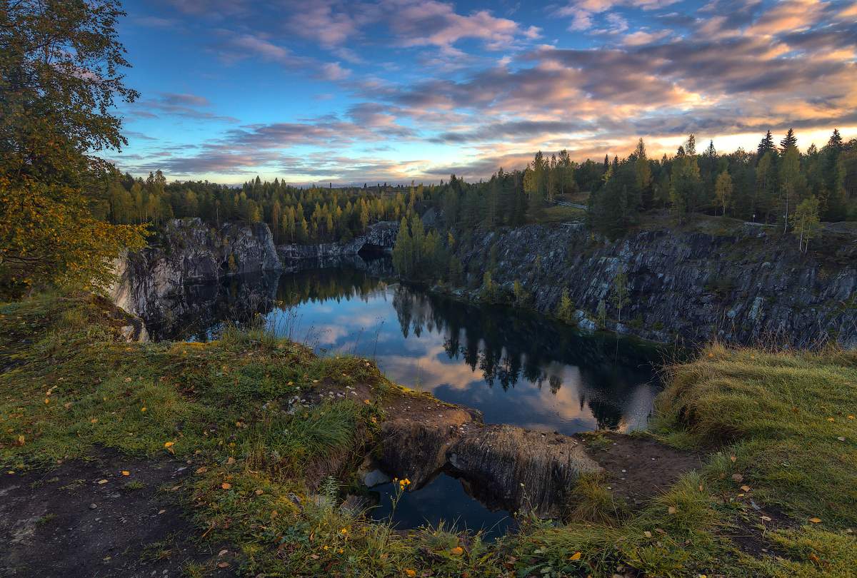 Уникальное русское. Карелия парк Рускеала. Сортавала парк Рускеала. Сортавала каньон. Парк Сортавала Карелия.