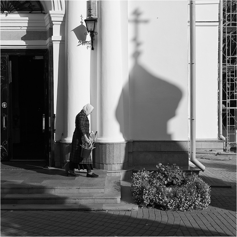 Тени в фотографии. Свет и тень фото. Светотень в фотографии. Светотени в церкви 20 век.