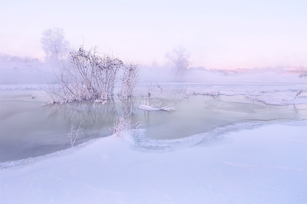 Рассказ морозная река глава. Зимний рассвет. Мороз на реке. Мартовское утро морозное. Морозная река.