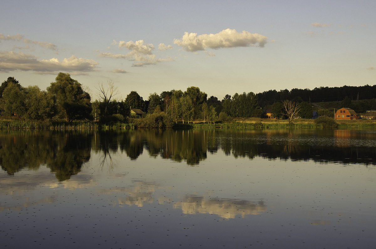Озеро у деревни реальная. Деревня озеро, деревня озеро. Сузоп деревня пруд. Озеро в деревне. Озеро в деревне летом.