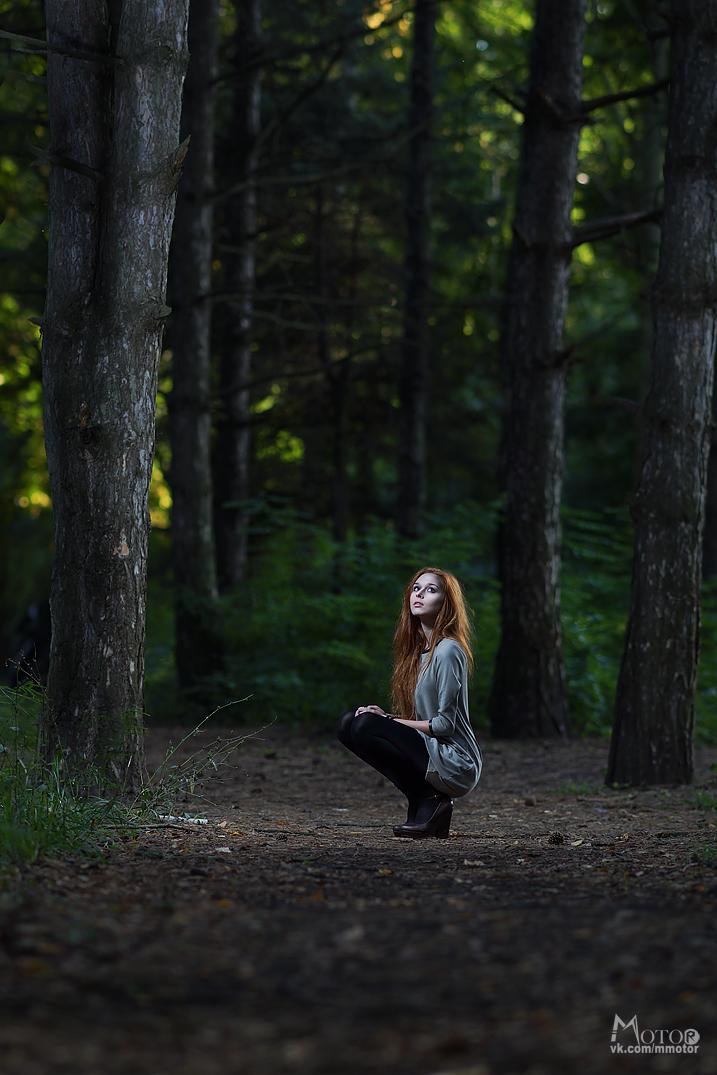 Гуляла девочка в лесу. Девушка в лесу. Фотосессия в лесу. Одиночество в лесу. Девочка в лесу.