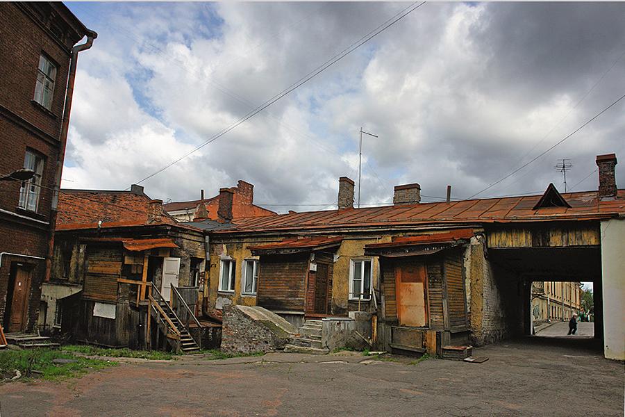 Выборг дворы. Выборг старый двор. Старый дворик. Старый двор фото.