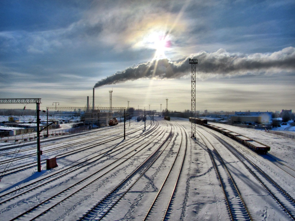 Включи российскую станцию. Станция зимой. Железная дорога зима. Железнодорожная станция зимой. Российские поезда.