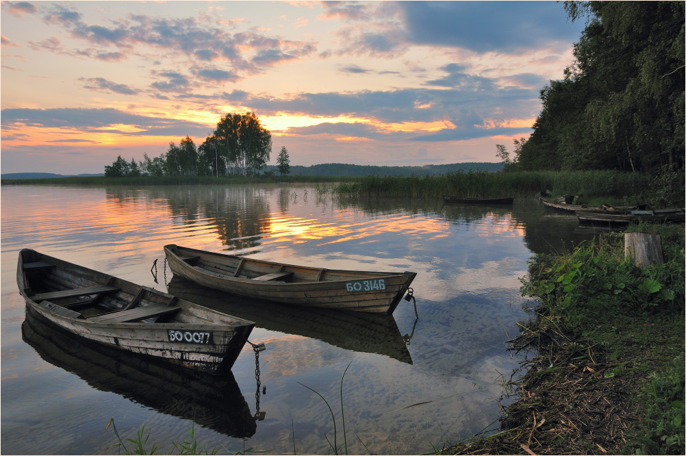 Старая лодка у берега