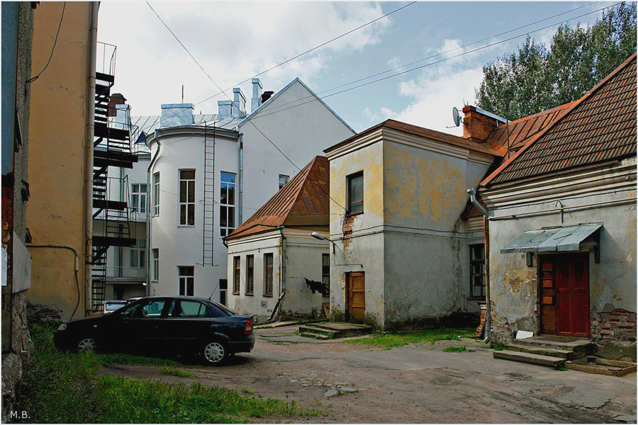 Выборг дворы. Выборг старый двор. Выборгский двор Выборг. Крыши Выборга.