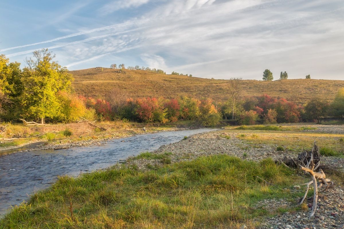 Село красная река. Долина красной реки. Река красная Луганская область. Река красная Калининградская область. Красная Долина.