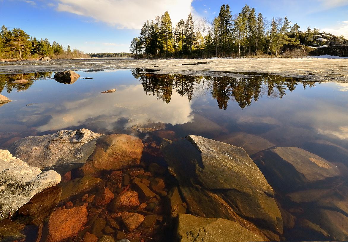 Вода карелия. Карелия камень Ладога. Каменная природа Карелии. Прозрачные озера Карелии. Карелия ржавые камни.