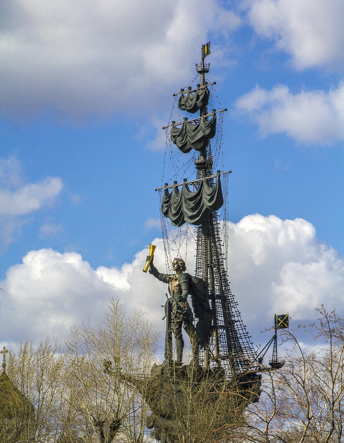 Памятник корабль. Памятник в Москве Петру 1 корабль. Скульптура Петра 1 в Москве с кораблем.