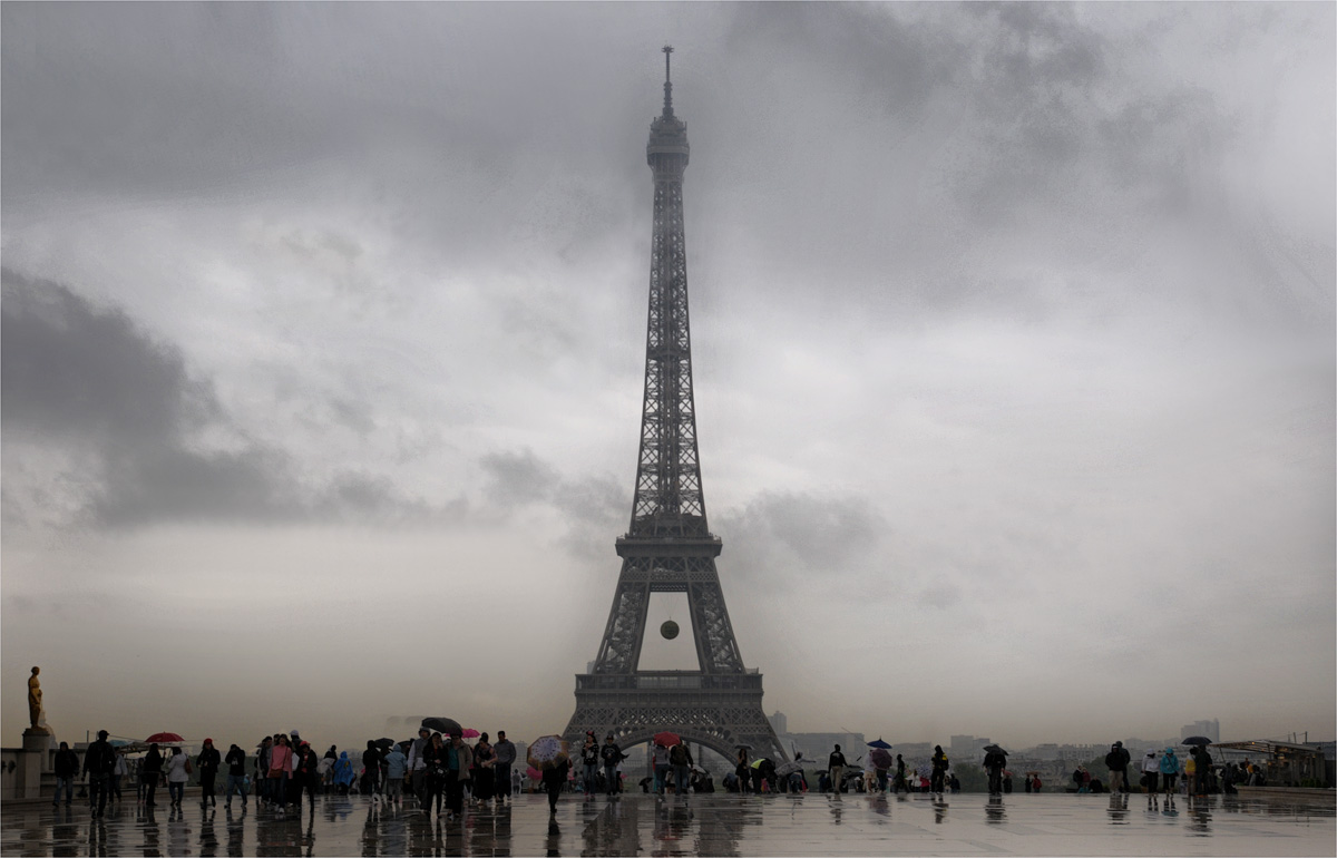 France rain. Франция с Эйфелевой башней. Площадь Трокадеро. Эльфиева башня дождь. Париж Эйфелева башня дождь.