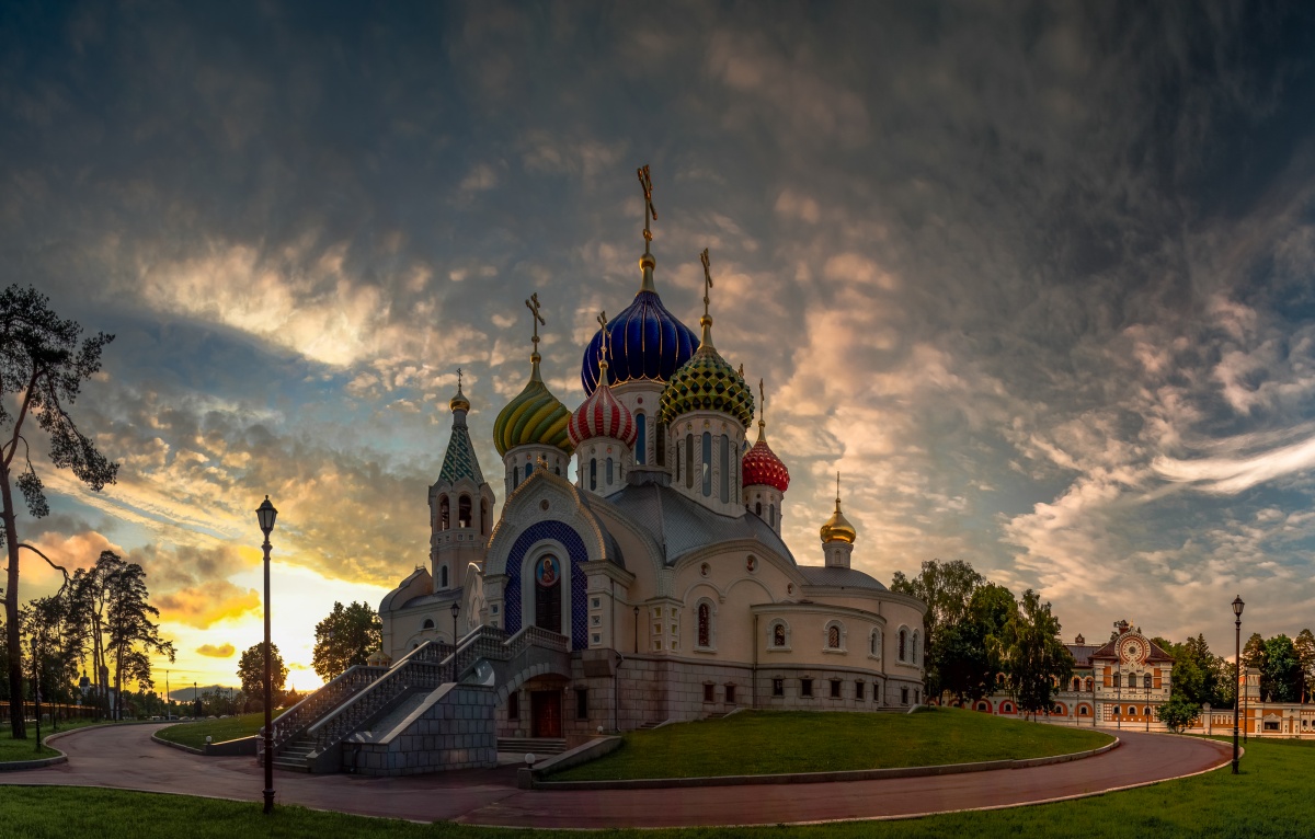 Переделкино. Храм Игоря Черниговского в Переделкино Весна. Храм Игоря Черниговского в Переделкино вечер. Переделкино храм Игоря Черниговского лето с сиренью. Переделкино Москва.