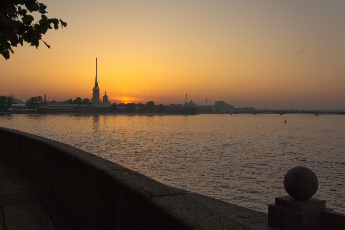 Петербург восход солнца. Санкт-Петербург Нева белые ночи. Белые ночи Нева Питер. Нева Питер рассвет. Стрелка Васильевского острова на рассвете.