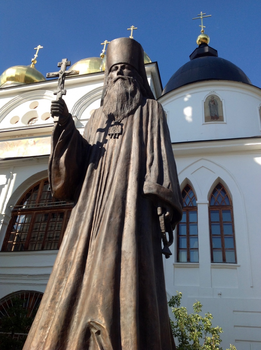 Скульптор церковников википедия. Памятник священнику в Малоярославце. Скульптура "священник". Священники Дмитровского Успенского собора.