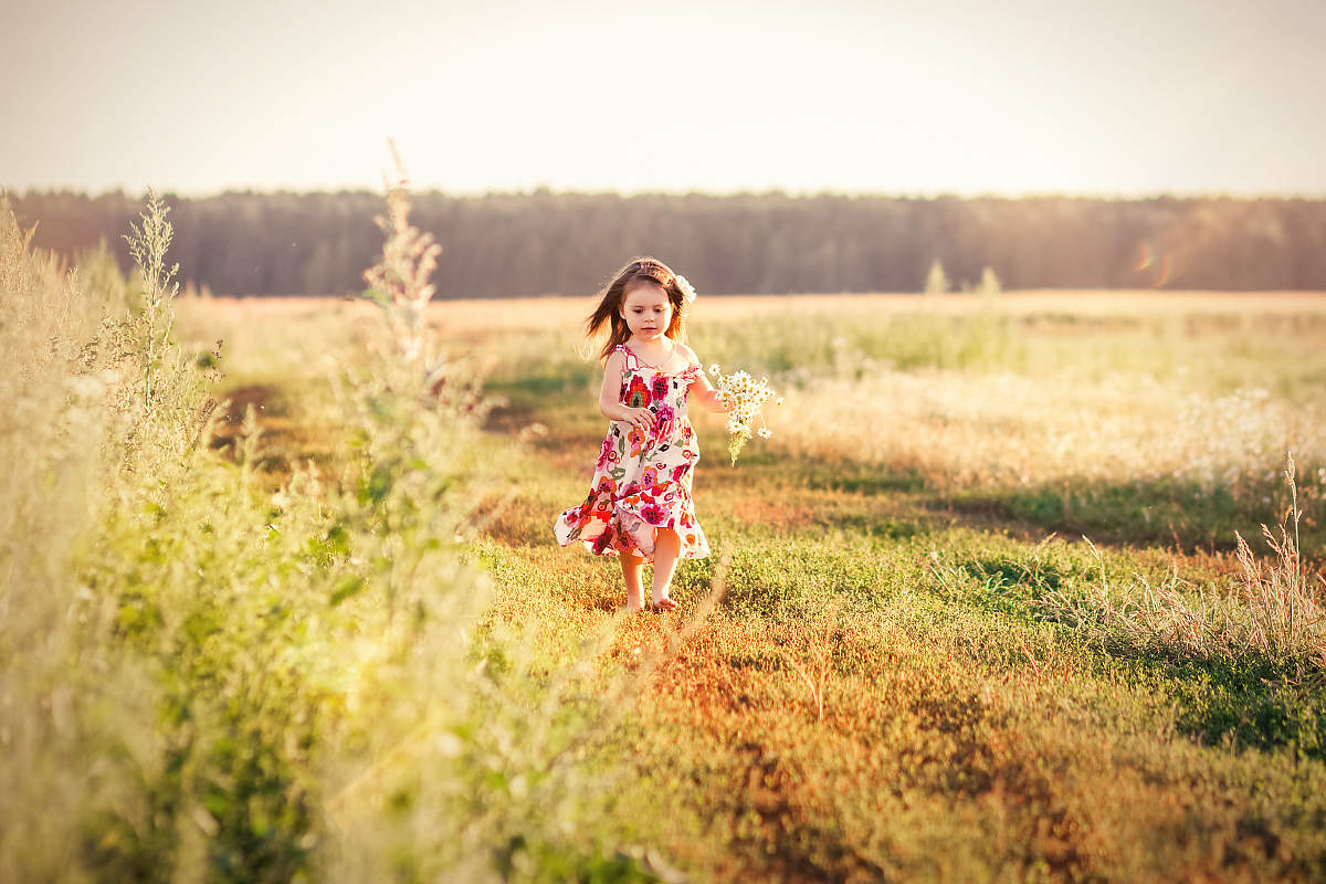 Дети просторов. Девочка в поле. Фотосессия в поле. Девочка бежит в поле. Детская фотосессия на природе летом.