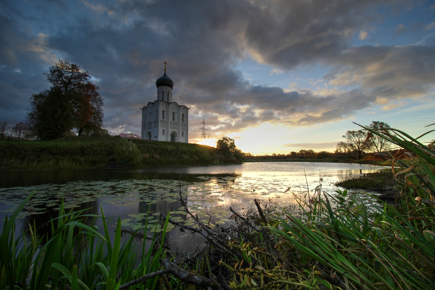 Церковь покрова на реке. Храм на Нерли Автор. Озеро Нерли. Храм Покрова на Нерли фото. Покрова на Нерли Восход.