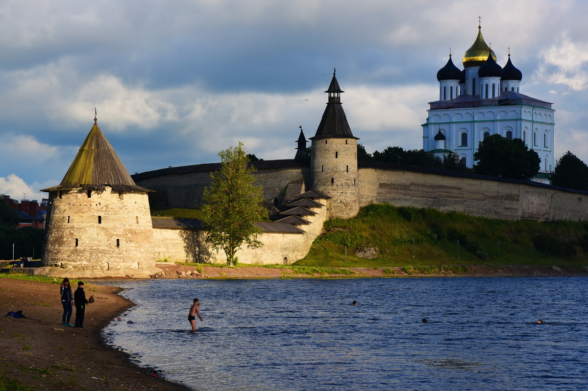 Великое псковское. Река Великая Псков. Псков река Пскова. Река в городе Псков. Достопримечательности Пскова река Великая.