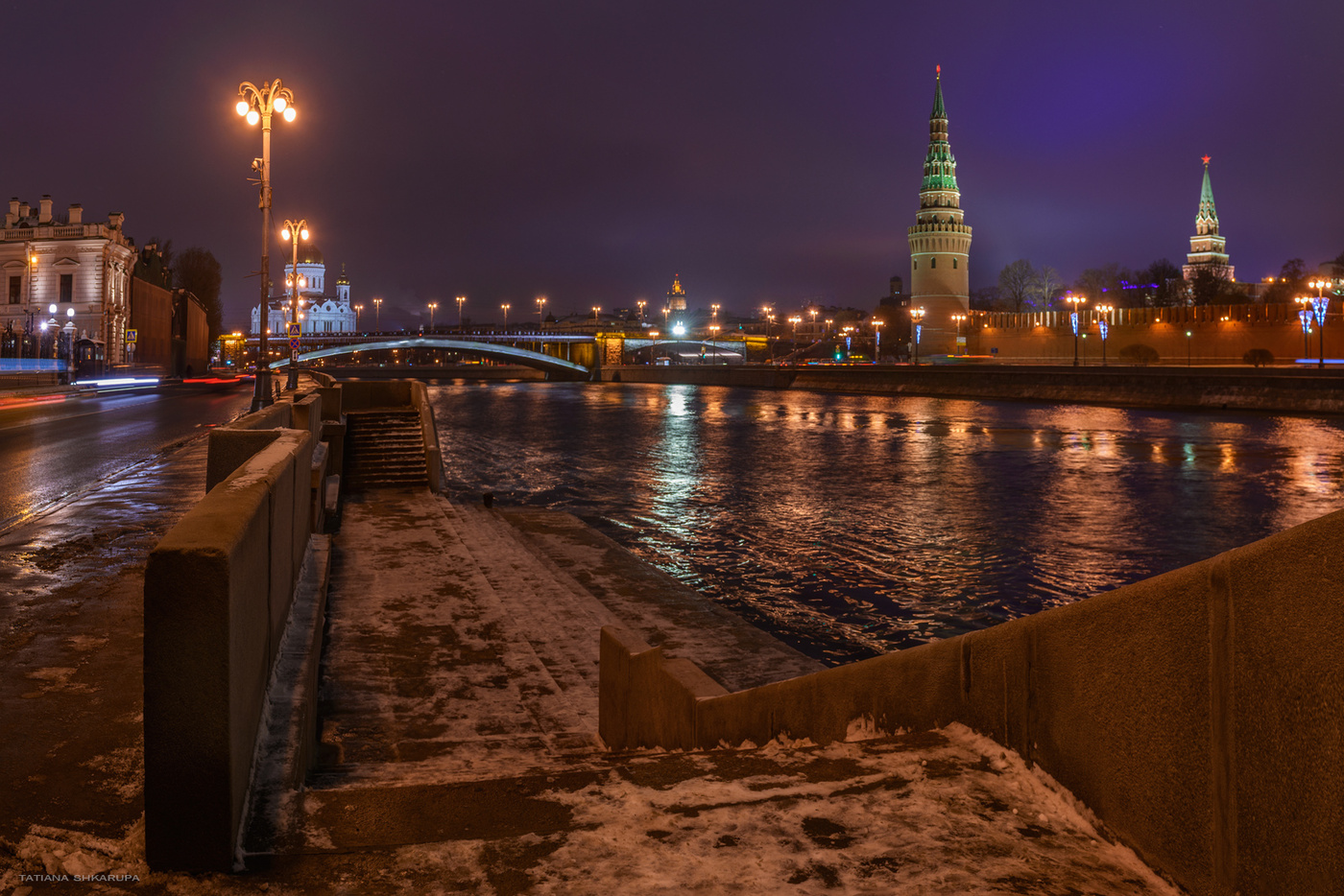 Ближайшая набережная. Москва река Софийская набережная. Софийская набережная Москва мост. Софийская набережная Москва с каменного моста. Пристани Москвы реки Софийская набережная.