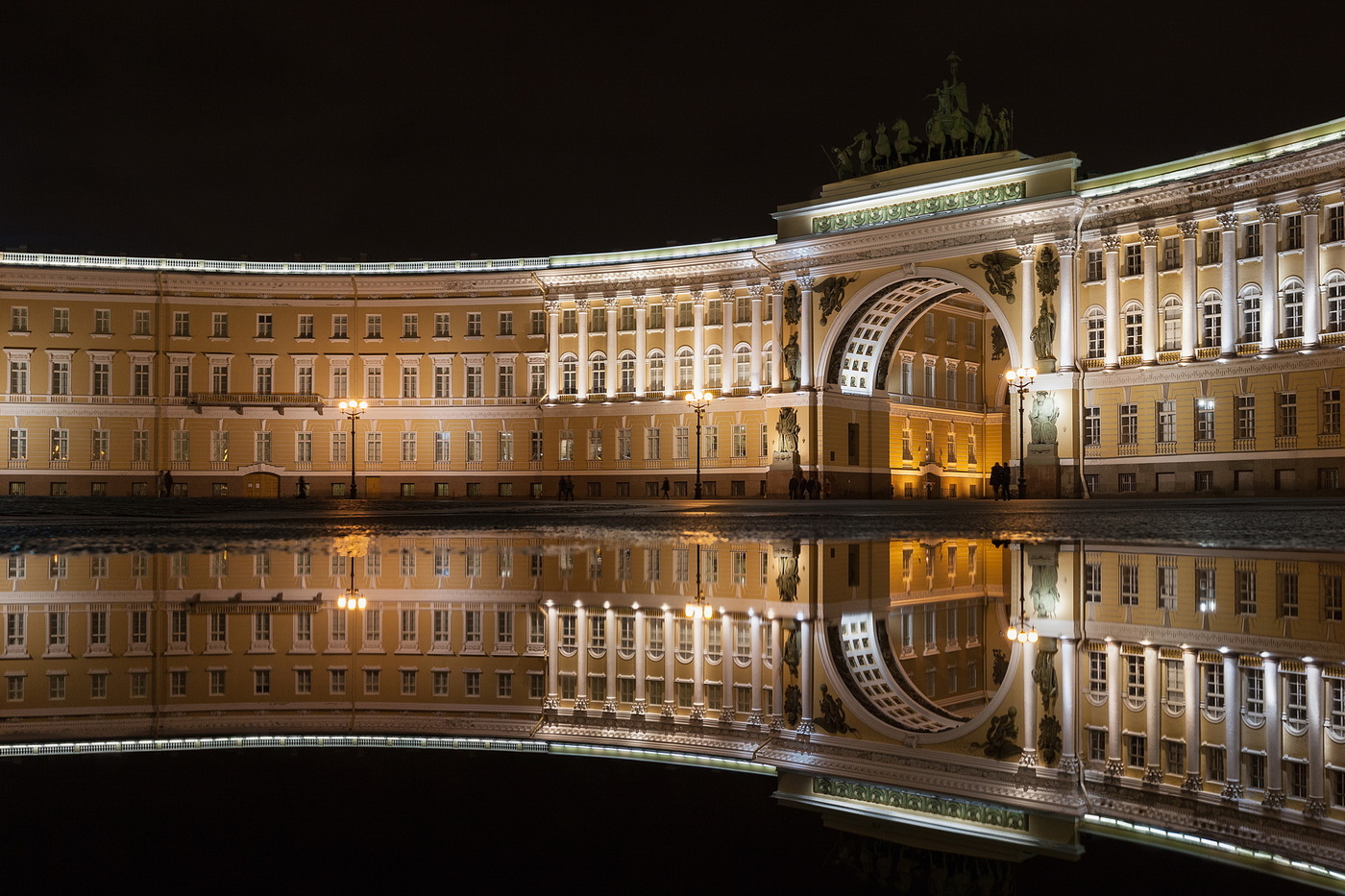 Зеркальный спб. Санкт-Петербург отражение. Питер отражение в воде. Отражение в луже Питер дворцы. Петербург в отражении.