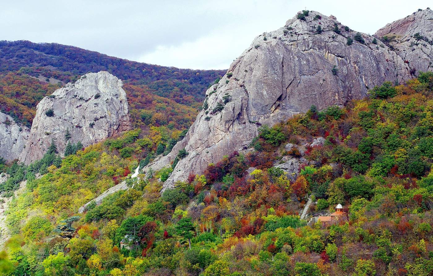 Крымских гор. Гора Парагильмен в Крыму. Крымские горы Крымск. Хапхальское ущелье Крым. Гора Парагильмен в Крыму фото.