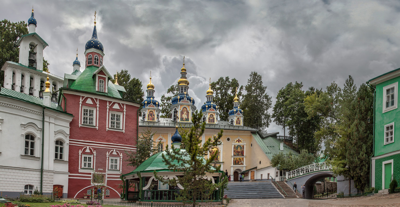 Печоры фото города. Псково-Печерский монастырь. Печоры, Псковская область. Псково-Печерский монастырь крепость. Печорский монастырь Псковская область. Печёрский монастырь в Пскове.