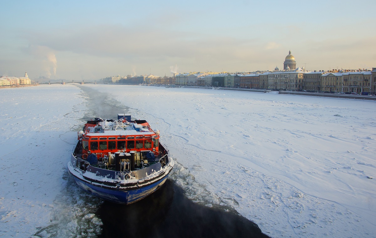 зимой река нева