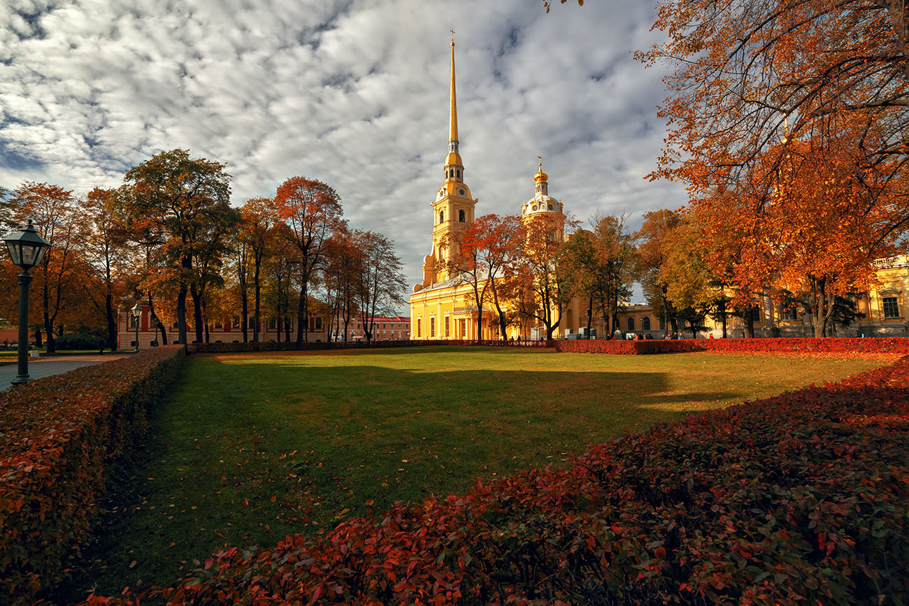 Около октября. Осень Петропавловская крепость Санкт-Петербург. Петропавловская крепость осень. Осень Питер Петропавловская крепость. Петропавловская крепость осенью.