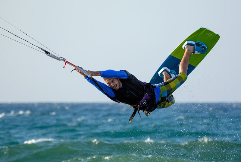 Рейли вейкборд. Кайтсерфинг кайтбординг. Кайт кристенсен. Кайтинг виндсерфинг. Доска с парашютом на воде.