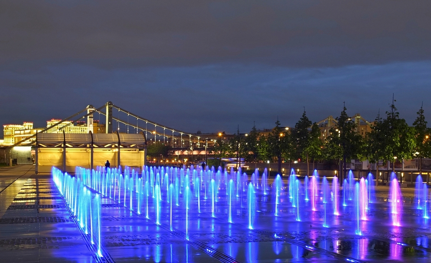 Фонтан в парке горького москва. Москва, Крымская набережная (Музеон). Парк Горького Крымская набережная. Парк Горького Москва Музеон. Парк Музеон сухой фонтан.