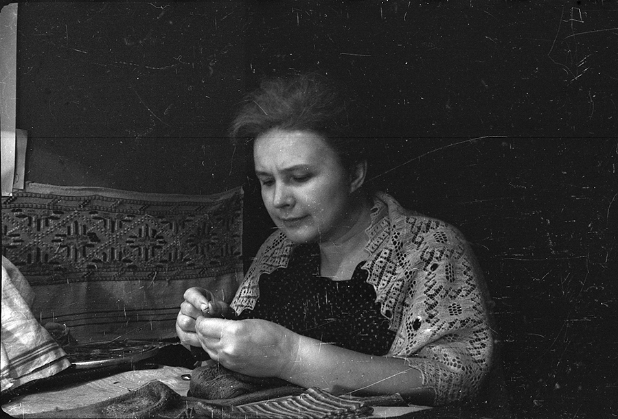 Штопанные бабушкой. Бабушка штопает. Бабушка штопает носки картинки.
