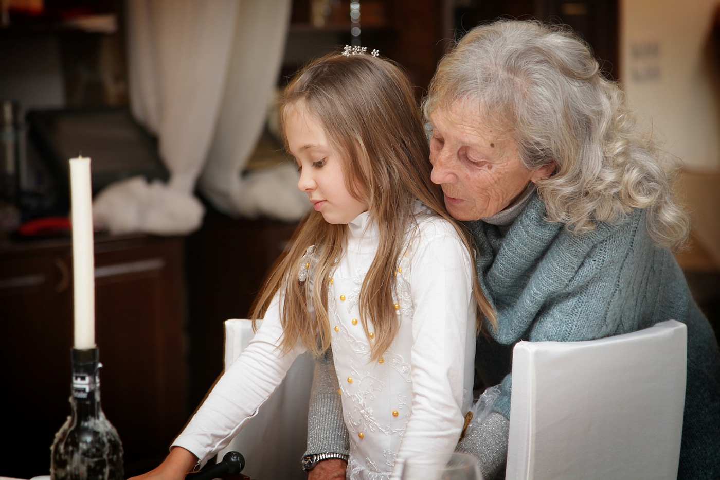 Внучки богатых. Бабушка и внучка. Молодая бабушка с внучкой. Бабушка и внучка картинки. Фотосессия бабушки и внучки.