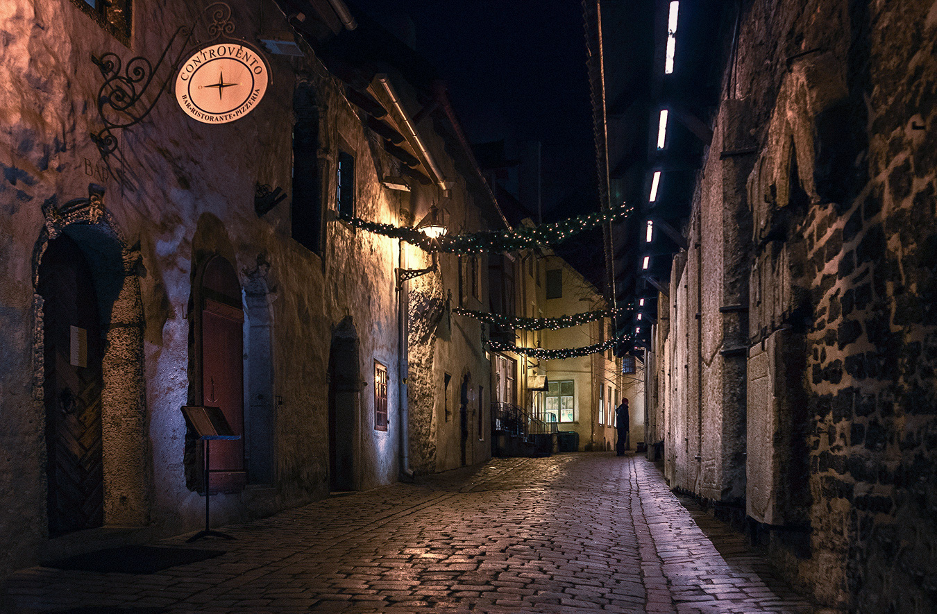 Старый город в ночью. Красивая ночная улица. Ночной город выборг. Рига старый город. Выборг улочки.