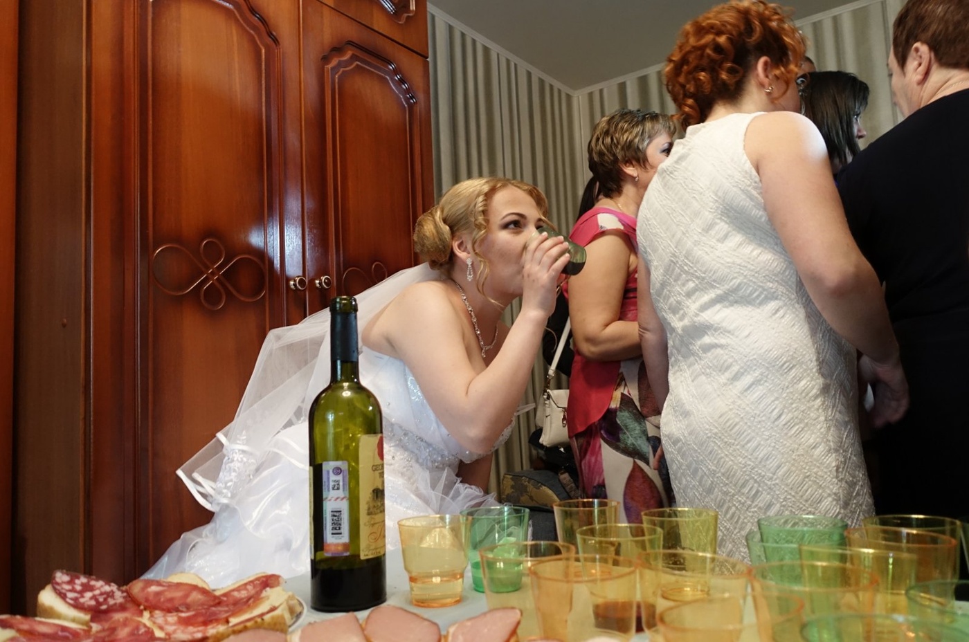 Бухие тети. Невеста пьет. Пьяные взрослые женщины. Невеста курит и пьет. Выпивает тайком.