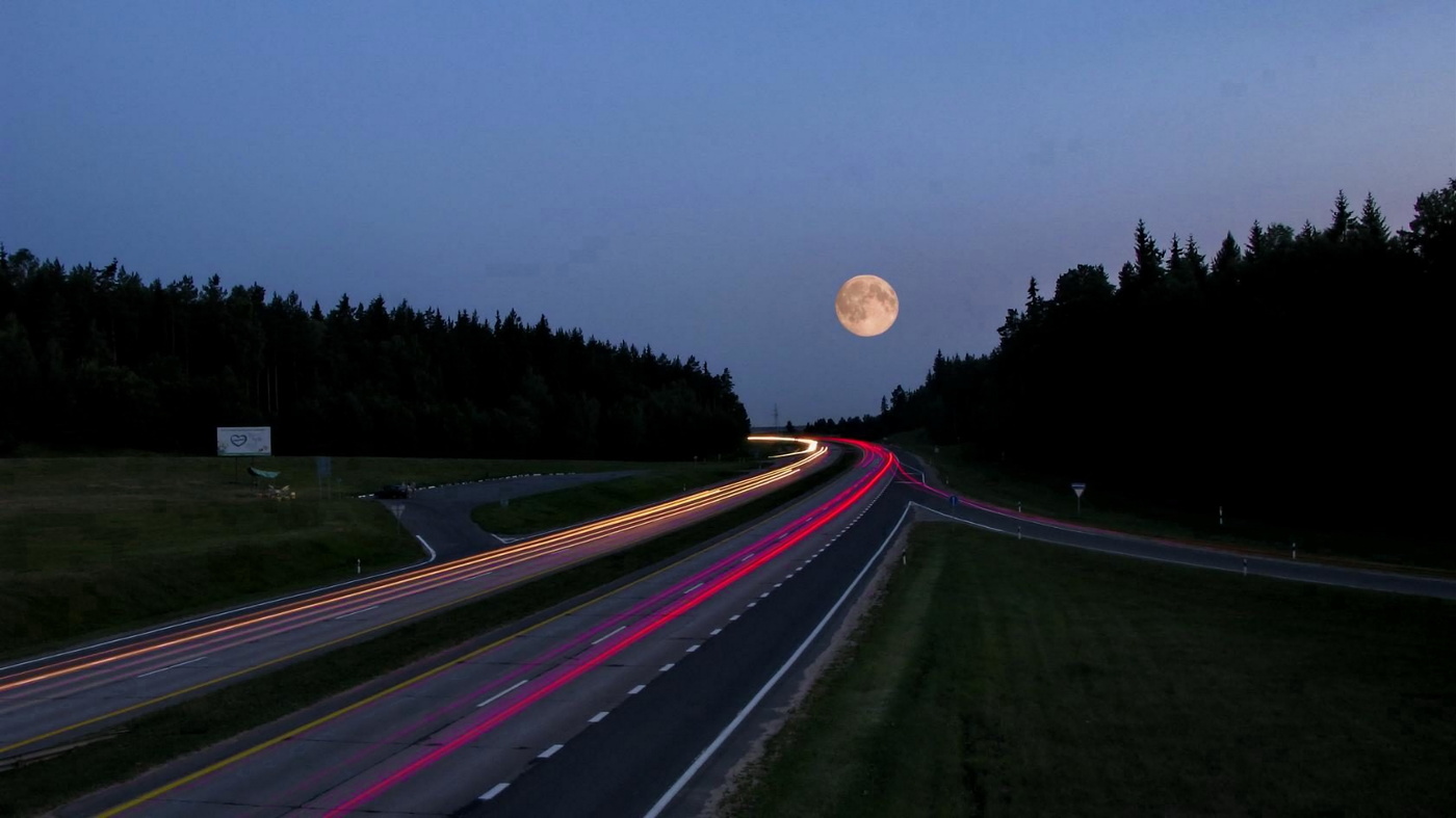 Долгая дорога и луна. Дорога ночью. Ночная трасса. Вечерняя трасса. Дорога к Луне.